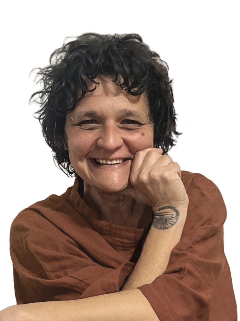 Mujer sonriendo sentada afuera