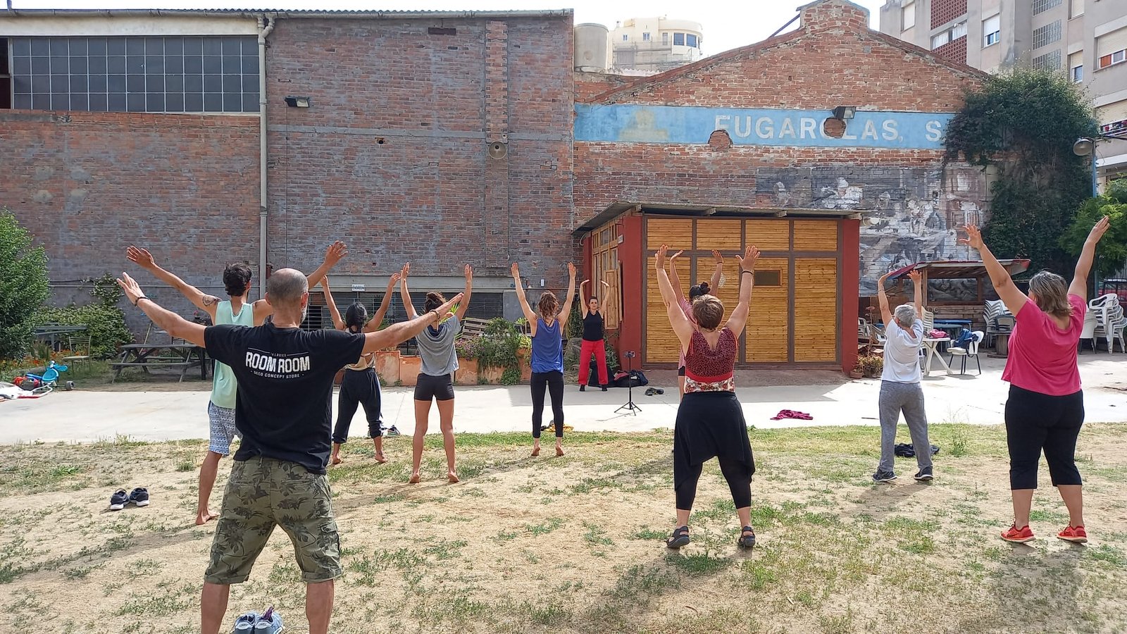 Grupo practicando al aire libre