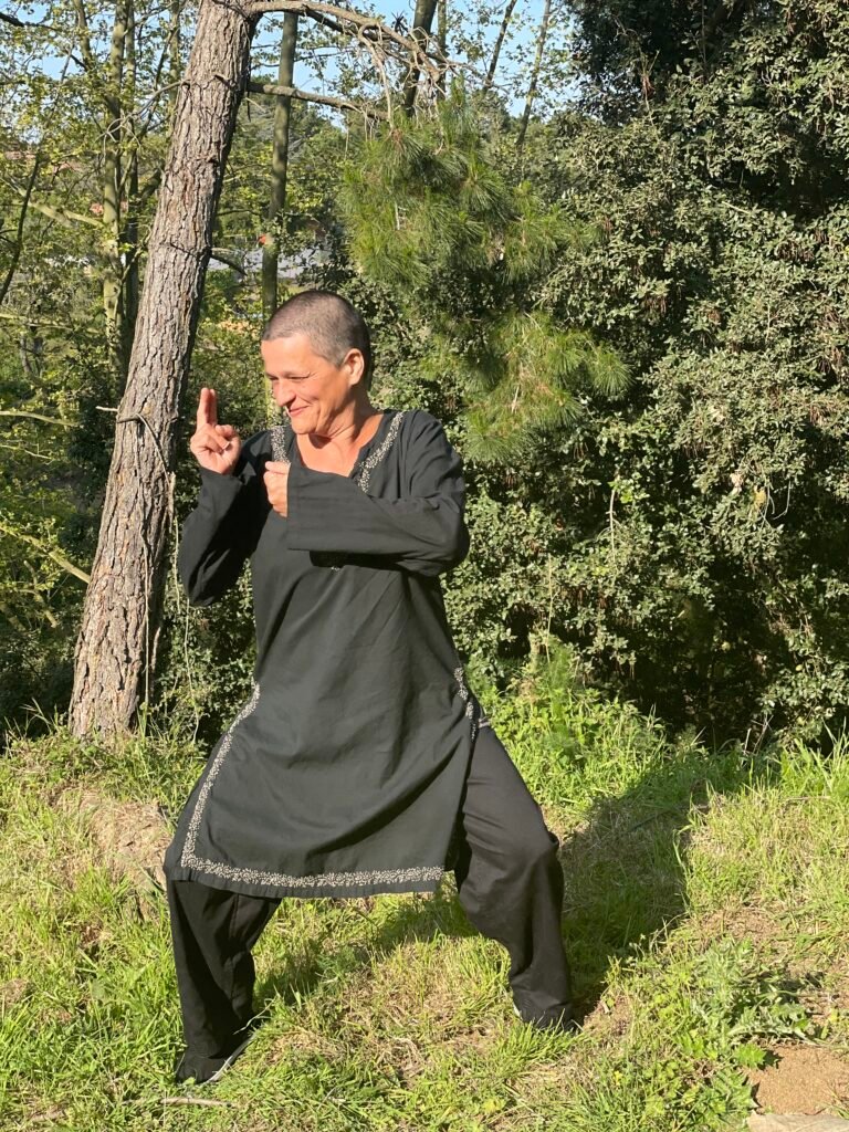 Manos tocando árbol