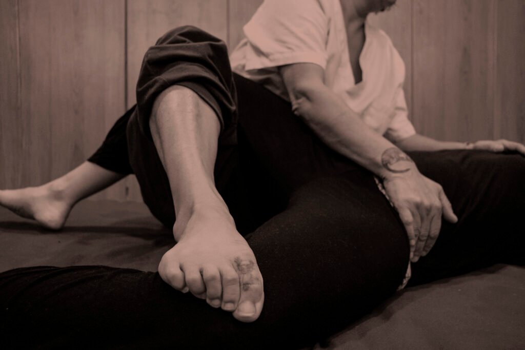 Persona inclinada meditando